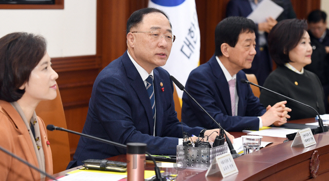 홍남기 경제부총리가 지난 8일 오전 서울 종로구 정부서울청사에서 열린 ‘제28차 경제활력대책회의’를 주재하고 있다./오승현기자