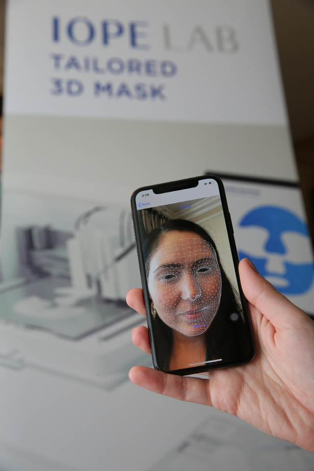 아모레퍼시픽의 3D프린팅 맞춤 마스크팩 기술을 통해 사용자의 얼굴을 계측하고 있다./사진제공=아모레퍼시픽