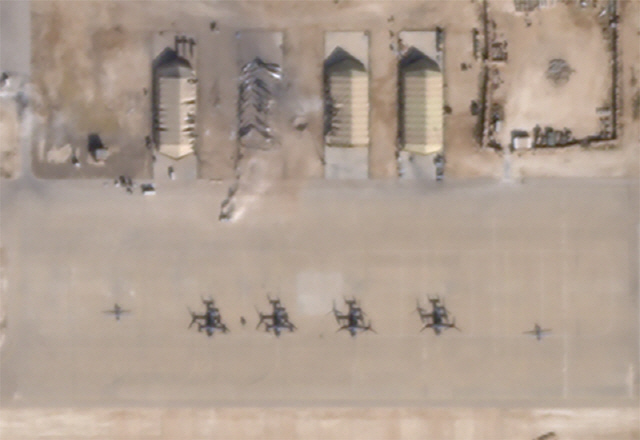 미국의 상업용 위성 운영업체 플래닛 랩스가 이란이 미사일 공격으로 이라크의 아인 알 아사드 미 공군기지에 가한 피해 상황이라고 밝힌 인공위성 사진. /로이터연합뉴스