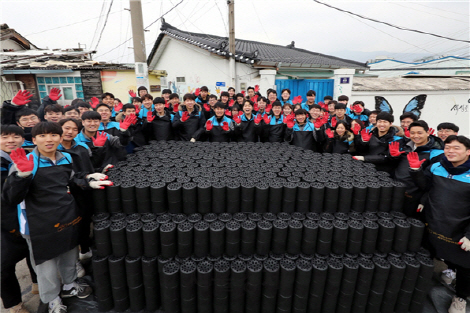 대우건설 신입사원 130명이 지난 8일 경기도 광명시 소하동 일대에서 사랑의 연탄나눔 봉사활동을 진행하고 기념촬영을 하고 있다. 이들은 대우건설 퇴직원 모임이인 우건회가 후원한 연탄 5,400장을 소하동 일대 저소득층 18가구에 직접 배달했다. /사진제공=대우건설