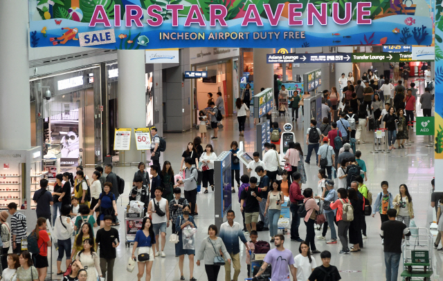 인천국제공항 제1터미널 출국장이 여객들로 붐비고 있다. /서울경제DB