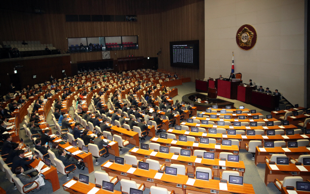 9일 국회에서 열린 본회의에 자유한국당 의원들이 불참한 가운데 ‘민생법안’이 처리되고 있다. /연합뉴스