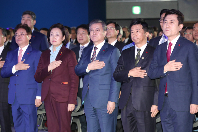 문재인 대통령이 9일 포항 규제자유특구 GS건설 투자협약식이 열린 포항실내체육관에서 국기에 경례하고 있다./연합뉴스