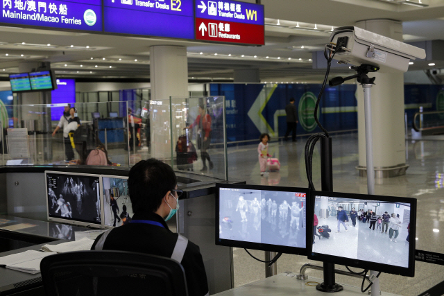 홍콩 국제공항 직원이 지난 4일(현지시간) 입국자들의 상태를 모니터링하고 있다. /홍콩=AP연합뉴스