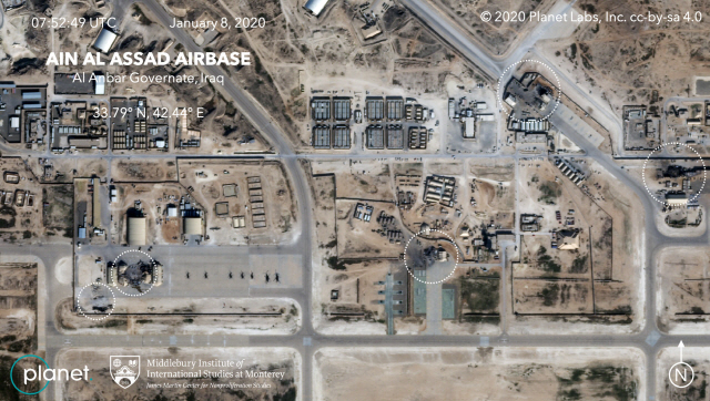 8일(현지시간) 이란의 미사일 공격 후 이라크 아인 알아사드 미군 공군기지 내 여러 시설물에 파괴된 흔적이 남아 있다. 미국 플래닛랩스가 촬영한 위성사진 속 하얀 원 안의 건물들이 허물어진 채 검게 그을려 있다./AFP연합뉴스