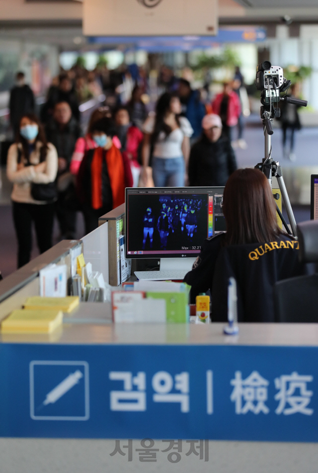 9일 인천국제공항 제1터미널 입국장에서 질병관리본부 국립검역소 직원들이 열화상 카메라로 중국 공항에서 출발해 인천공항에 도착한 승객들의 체온을 측정하고 있다. 질병관리본부에 따르면 중국에서 집단으로 발생한 원인불명 폐렴과 관련해 국내에서 관련 증상을 보인 환자 1명이 발생했다. / 영종도=이호재기자. 2020.01.09