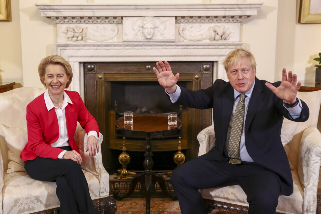 8일(현지시간) 영국 런던 총리관저에서 보리스 존슨(오른쪽) 영국 총리가 우르줄라 폰데어라이엔 유럽연합(EU) 집행위원장과 대화하며 환화게 웃고 있다. 폰데어라이엔 집행위원장의 영국 방문은 지난해 12월 초 위원장 취임 이후 처음이다. /런던=EPA연합뉴스