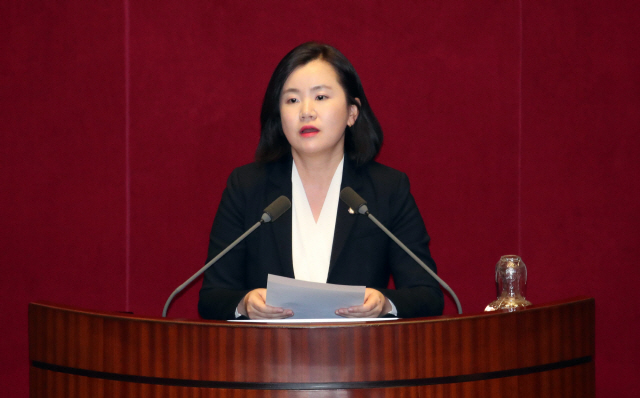 신보라 자유한국당 의원이 9일 국회에서 열린 본회의에서 청년기본법안에 관해 토론하고 있다. /연합뉴스