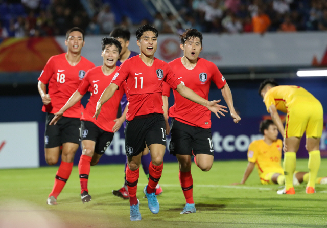 이동준(11번)이 9일 AFC U-23 챔피언십 중국과의 조별리그 1차전에서 후반 추가시간에 결승골을 터뜨린 뒤 환호하고 있다. /연합뉴스