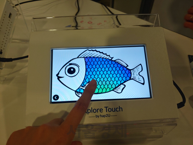 “폰에서 물고기 비늘이 느껴진다고?”...‘촉감 스마트폰’ 만져보니[CES 2020]