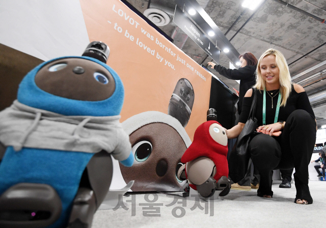 세계 최대 가전·정보기술(IT) 전시회 'CES 2020'가 열린 9일(현지시간) 미국 네바다주 라스베이거스 샌즈엑스포홀에 마련된 일본관에서 관람객들이 봉제인형 로봇인 '러봇(LOVOT)'을 살펴보고 있다. 일본계 스타트업 그루브X가 개발한 이 로봇은 인간과 교감하기 위한 '반려로봇'이다./라스베이거스=권욱기자