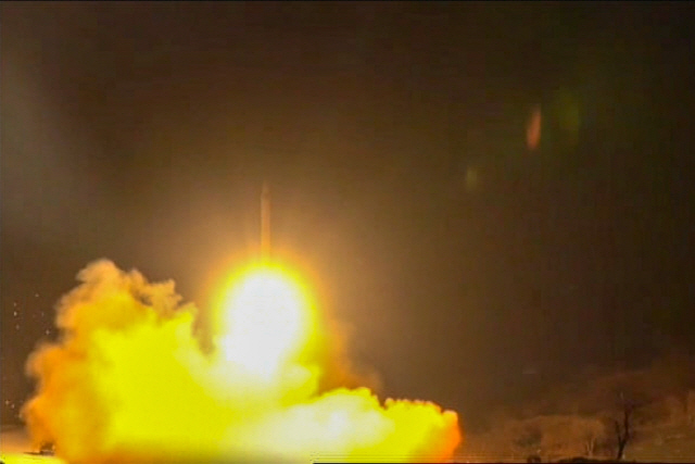 미군 기지 겨냥한 이란의 미사일 발사 장면. /테헤란=AFP연합뉴스
