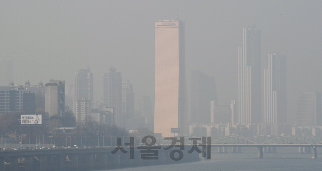 수도권을 비롯한 중부지방의 미세먼지 및 초미세먼지 농도가 '나쁨' 단계를 보인 10일 오후 서울 동작대교에서 바라본 여의도 일대가 희뿌연 미세먼지에 갇혀있다./오승현기자 2020.01.10