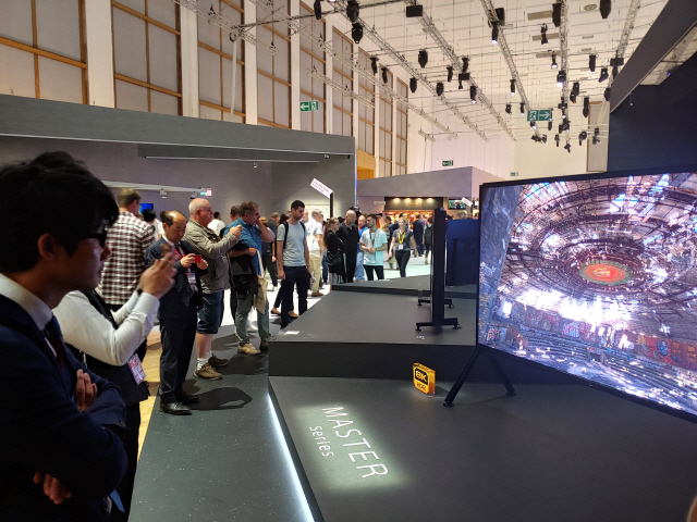 작년 9월 독일 베를린에서 열린 유럽 최대 가전전시회 IFA에서 관람객들이 소니의 OLED TV를 살펴보고 있다. /고병기기자