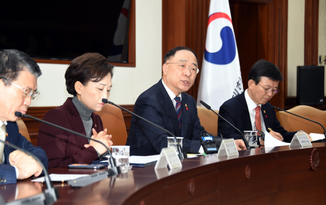 홍남기(왼쪽 세번째) 경제부총리가 10일 정부서울청사에서 열린 ‘중동 상황 관련 관계장관회의’를 주재하고 있다./사진제공=기재부