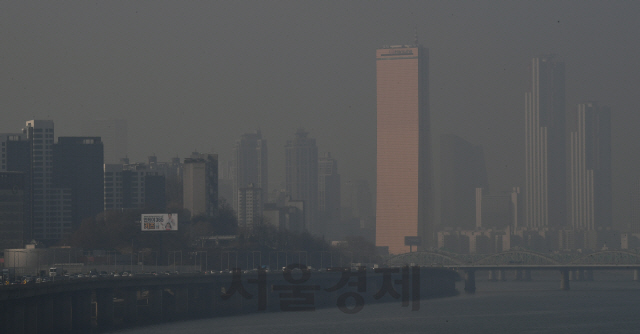 수도권을 비롯한 중부지방의 미세먼지 및 초미세먼지 농도가 '나쁨' 단계를 보인 10일 오후 서울 동작대교에서 바라본 여의도 일대가 희뿌연 미세먼지에 갇혀있다./오승현기자 2020.01.10