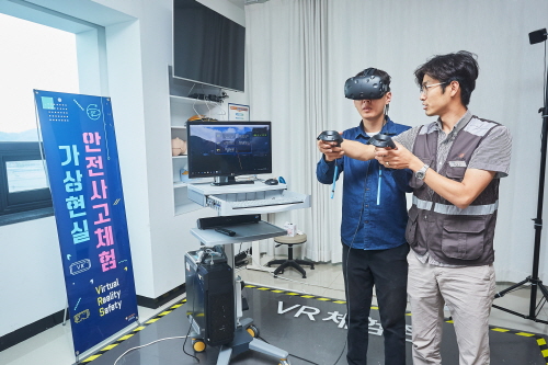 한화건설 건설현장에서 VR 기기를 활용한 안전사고 체험이 이뤄지고 있다