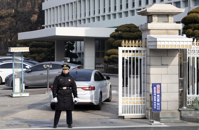 검찰이 청와대 균형발전비서관실 압수수색에 나선 10일 오전 청와대 연풍문 앞 모습. /연합뉴스