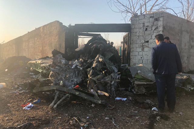 지난 8일(현지시간) 이란 수도 테헤란을 이륙한 직후 추락한 우크라이나 여객기의 잔해가 테헤란 외곽에 흩어져 있다./테헤란=AP연합뉴스