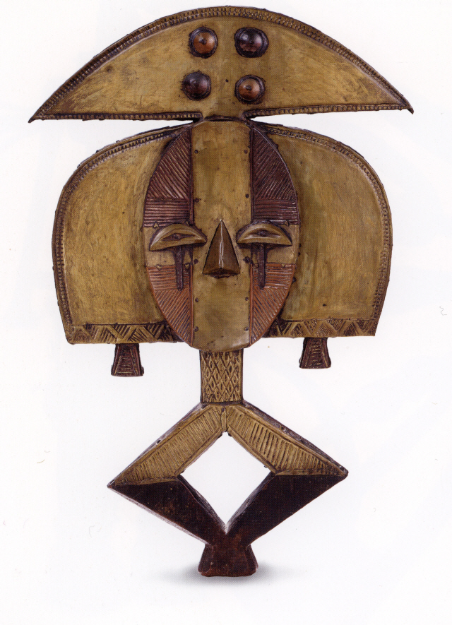 가봉에서 20세기 초에 제작된 ‘수호자 상’. 코타족의 유골함 위에 구리나 황동으로 된 판을 덮어 장식한 용도다.