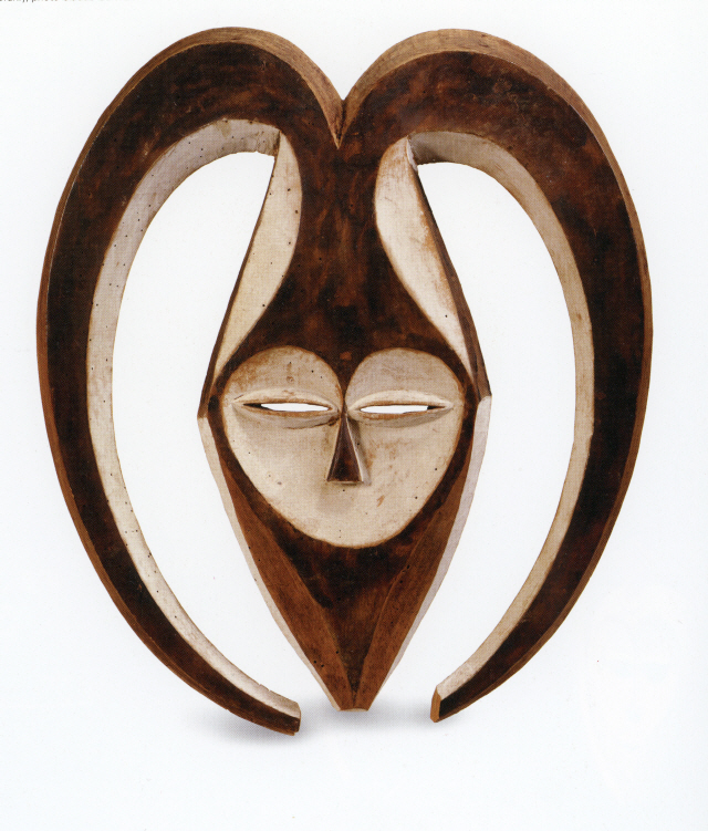 20세기 초 쿠엘레족이 제작한 ‘둥근뿔이 달린 가면’은 영양의 뿔과 숲을 표현한 것으로 의례에 사용됐다.