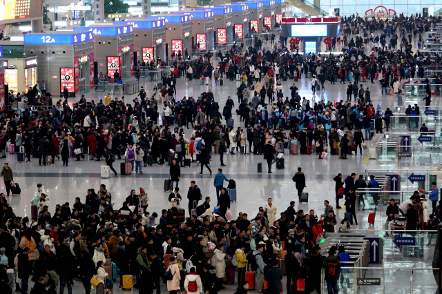 중국 최대 명절인 춘제(설)에 대비해 40일간의 특별수송기간이 시작된 10일(현지시간) 허난성 정저우의 ‘정저우 둥잔’이 승객들로 붐비고 있다. /정저우=신화연합뉴스