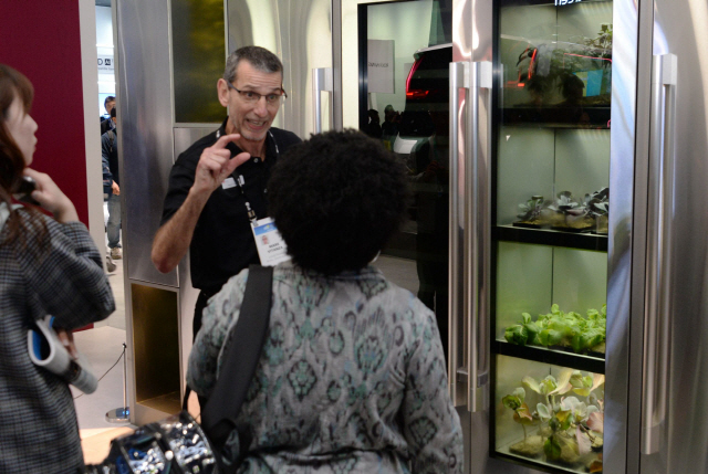 미국 라스베이거스에서 열린 ‘CES 2020’ 관람객들이 LG전자 부스에 전시된 ‘프리미엄 식물재배기’ 신제품을 살펴보고 있다. LG전자는 “누구나 쉽게 집안에서 채소를 키울 수 있도록 복잡한 재배 과정을 자동화했다”고 설명했다. /사진제공=LG전자