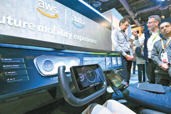7일(현지시간)라스베이거스에서 개막한 CES 2020 에서 아마존 부스를 방문한 관람객들이 아마존의 인공지능(AI) 비서 알렉사가 탑재된 자동차를 살펴보고 있다. /라스베이거스=권욱 기자