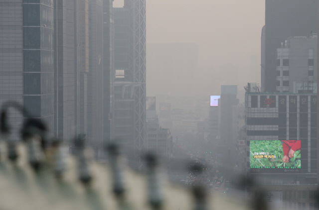 수도권과 중서부 지역 미세먼지 농도가 ‘나쁨’ 수준으로 예보된 10일 서울 종로구 거리가 뿌옇게 보인다. /연합뉴스