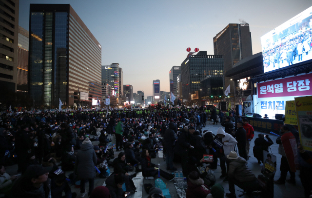 11일 서울 광화문광장 일대에서 윤석열 검찰총장 사퇴와 검찰개혁 등을 촉구하는 ‘2020 광화문탈환 촛불문화제’와 보수단체 회원들이 맞불집회가 경찰 펜스를 사이에 두고 동시에 열리고 있다. /연합뉴스