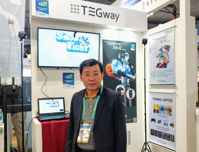 김강희 테그웨이 대표가 세계 최대 가전·IT 전시회 CES 2020에서 온도실감장치(서모리얼)를 소개하고 있다./권경원기자