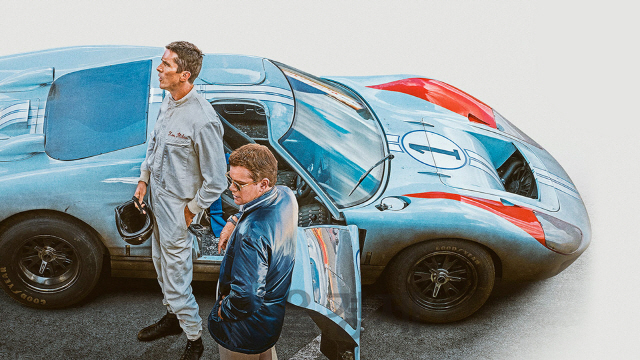 영화 ‘포드 V 페라리’에서 켄 마일스와 캐롤 셸비가 포드 GT40 MK2 앞에서 대화를 나누고 있다./사진제공=월트 디즈니 컴퍼니 코리아