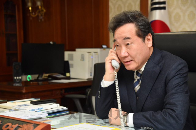 이낙연 총리가 지난 9일 서울 정부청사 집무실에서 추미애 법무부 장관으로부터 검찰 인사 관련 유선 보고를 받고 있다./사진제공=총리실