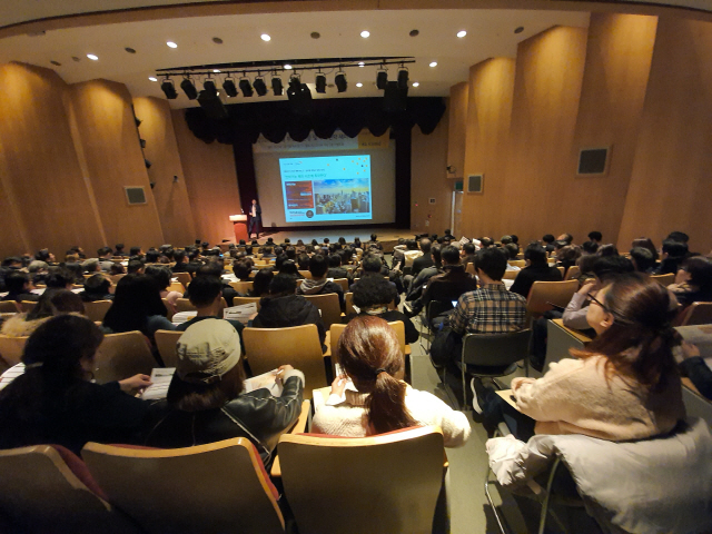 KB증권이 지난 9일 서울 강남구 포스코타워 역삼 3층 이벤트홀에서 개최한 ‘2020년 글로벌 부동산 전망 및 투자전략 세미나’가 참석자들로 성황을 이루고 있다./양사록기자