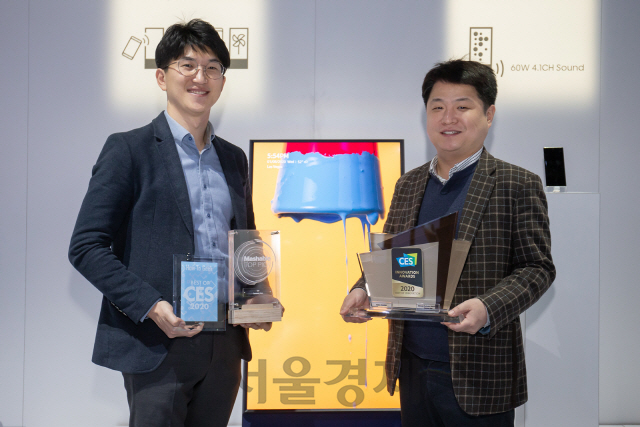 삼성전자 관계자들이 2020년형 ‘더 세로’의 CES 최고 혁신상 수상을 축하하며 상패를 든 채 기념촬영을 하고 있다. /사진제공=삼성전자