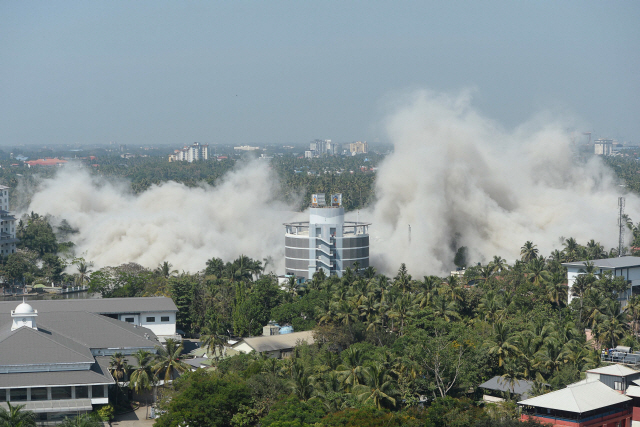 인도 남부에서 11일(현지시간) 환경 규정 위반으로 인해 폭파되고 있는 고급 고층아파트. /AP연합뉴스