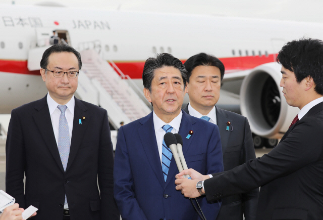아베 신조(가운데) 일본 총리가 11일(현지시간) 중동 3국 방문에 앞서 도쿄 하네다공항에서 기자들의 질문에 답하고 있다. /도쿄=AFP연합뉴스