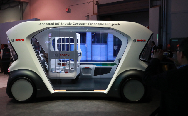 ‘CES 2020’에 참가한 자동차 부품업체 보쉬는 전자 업체들이 몰려 있는 센트럴홀에서 커넥티드 사물인터넷(IoT) 셔틀을 공개했다. /라스베이거스=연합뉴스