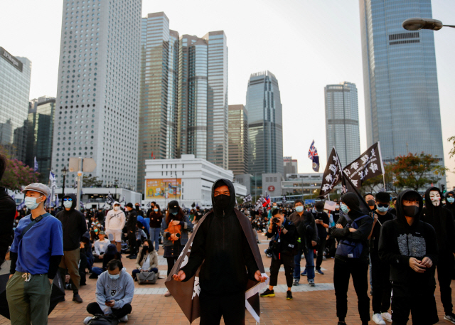 12일(현지시간) 홍콩 도심인 센트럴 에든버러 광장에서 시민들이 직선제 도입 촉구 집회를 벌이고 있다./홍콩=로이터연합뉴스