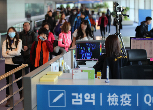 9일 인천국제공항 제1터미널 입국장에서 질병관리본부 국립검역소 직원이 열화상 카메라로 중국에서 출발해 인천공항에 도착한 승객들의 체온을 측정하고 있다. /연합뉴스