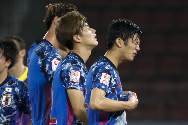 시리아전 패배로 AFC U-23 챔피언십 조별리그 탈락이 확정되자 안타까워하는 일본 축구 대표팀. /랑싯=EPA연합뉴스