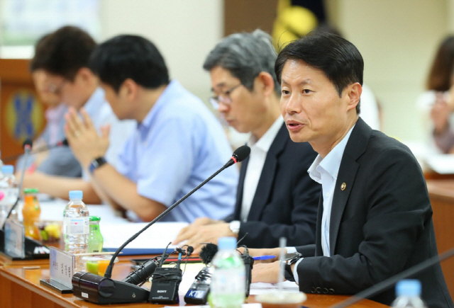 김강립(오른쪽) 보건복지부 차관이 지난해 6월 제13차 건강보험정책심의위원회를 주재하고 있다.    /사진제공=복지부