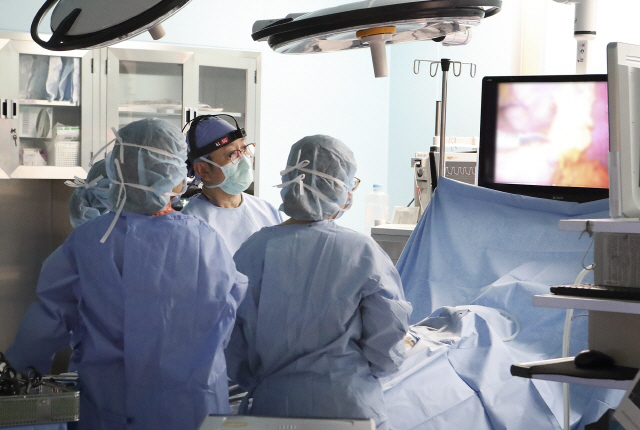 삼성서울병원 의료진의 수술 장면이 5G 싱크캠을 통해 강의실로 실시간 전송되고 있다. KT는 삼성서울병원과 함께 ‘5G 스마트 혁신 병원’ 구축을 위한 의료서비스를 공동 개발했다고 14일 밝혔다./사진제공=KT