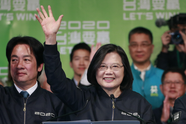 차이잉원(가운데) 대만 총통이 지난 11일(현지시간) 총통선거에서 승리한 뒤 지지자들에게 손을 흔들고 있다./타이베이=EPA연합뉴스