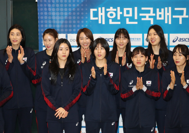 도쿄올림픽 아시아예선에서 우승한 여자배구 대표팀이 지난 13일 밤 인천공항을 통해 귀국한 뒤 환영을 받고 있다. /연합뉴스