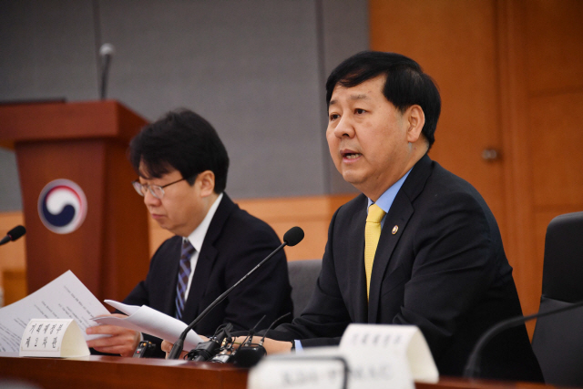구윤철(오른쪽) 기획재정부 제2차관이 14일 정부서울청사에서 민간투자 활성화방안에 대해 설명하고 있다./사진제공=기재부