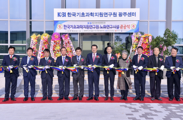 이용섭 광주시장이 14일 남구 도시첨단산단에 들어선 ‘한국기초과학지원연구원 노화연구시설’ 준공식에 참석해 용홍택 과학기술정보통신부 연구개발정책실장, 신형식 한국기초과학지원연구원장, 장병완·김경진 국회의원 등 내빈들과 테이프 커팅식을 하고 있다. /사진제공=광주광역시