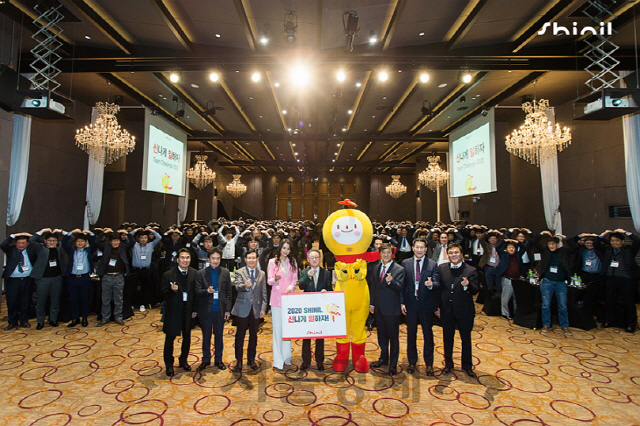 지난 13일 서울 구로구 라마다 서울 신도림 호텔에서 김영(앞줄 왼쪽 다섯번째) 회장과 정윤석(앞줄 왼쪽 일곱번째) 대표 등 임직원들이 웨디 캐릭터와 함께 손하트를 만들고 있다./사진제공=신일