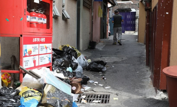 서울의 한 주택가 골목에 쓰레기가 쌓여 있다. /연합뉴스
