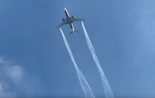 미국 로스앤젤레스 국제공항(LAX) 인근 초등학교에 날아가는 비행기의 항공유가 쏟아지는 모습/ 유튜브 캡처
